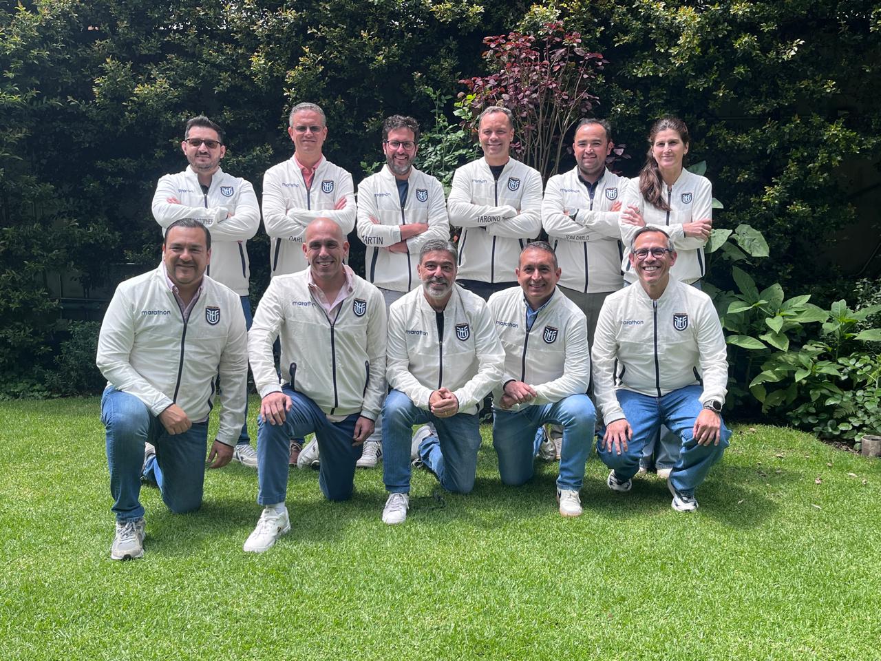 Equipo construyendo con bloques durante un ejercicio de bootcamp