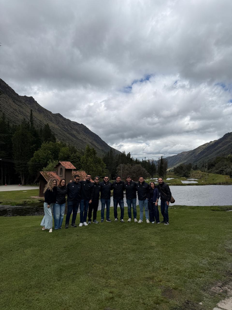 Equipo de liderazgo en una jornada de trabajo al aire libre