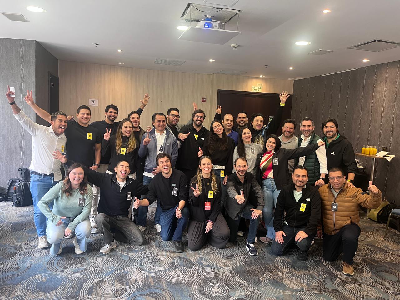 Grupo de participantes celebrando al cierre de una inmersión