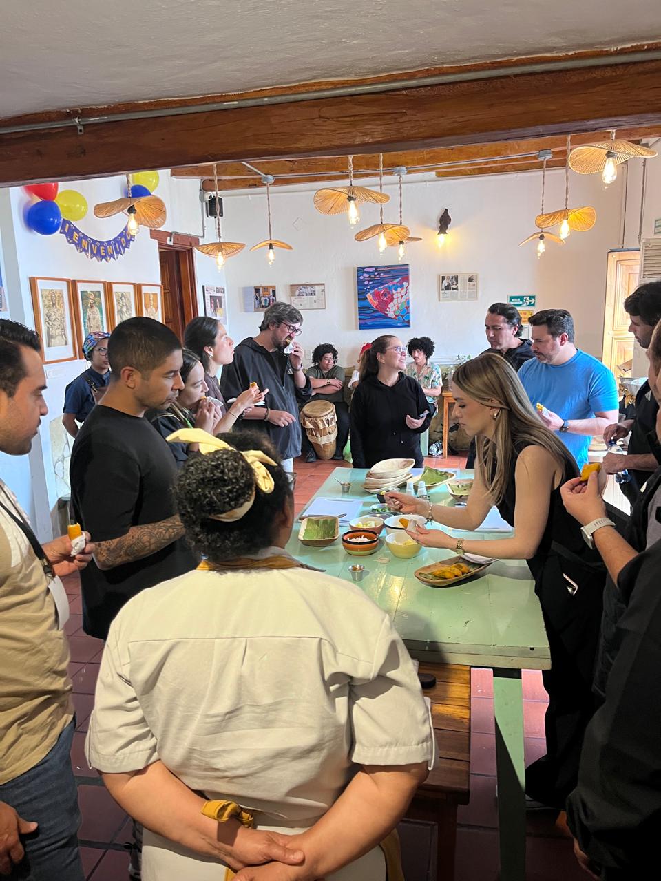 Grupo de participantes en una experiencia cultural durante una inmersión